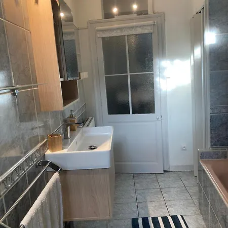 Charming Typical Townhouse, 3 Bedrooms Feriehus *